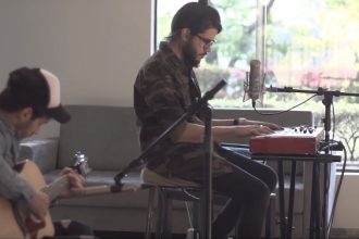 Gabriel Guedes lança mais um vídeo com o clássico “Cantarei teu Amor” em uma versão acústica.